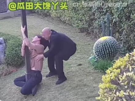 不信邪的可以试一下 #盘腿抱柱子#搞笑#万万没想到#挑战#社死