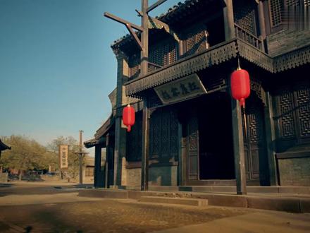 《红尘客栈》背后的故事:一个侠士,偶然经过客栈,一进门发现强盗绑架了一个女子,于是就出手相救,第一次他击退了强盗救下了女子,两人结伴而行渐渐开始产生感情。不料强盗又找上门来了,可是这一次强盗们是有备而来,侠客为了救女子身受数刀。那一刻,知道自己的能力未必能保护她,于是就叫女子快逃,女子听到后连忙点头,转身便离去,因为第一次相救也是这些强盗,她心里也相信侠客的实力能够战胜对方,所以在一起相伴的老地方等着侠客归来,侠客最终击败了强盗可惜自己也伤势过重,倒在地上。女子则在老地方牵着一匹马一直等着他……#盛世美颜 #拍出电影感 #电影剪辑 #mv #高清视频 #古风 #古装 #武侠梦 #完整版 #音乐推荐