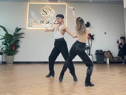 SA世澳艺舞|原创休闲恰恰《全是爱》
舞力全开💃🏼火爆全网🔥
上半部分先炸场,完整版持续解锁中,敬请期待~
#SA世澳艺舞 #全是爱舞蹈 #成人拉丁舞 #休闲舞蹈 #舞力全开