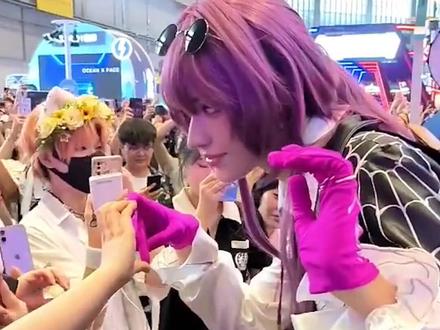 #卡琳娜cos卡芙卡 美神降临了我说!!互动的神、还原度max!