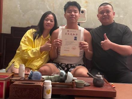 短短3分钟记录了我复读这一年 从一万名干到2000名 490分到560分 这一切的一切 都要感谢一年前心比天高的自己 也要感谢在过程中永不低头的自己 遇到各种困难 不顺都积极面对的自己 远走家乡的寂寞 模拟考的打击 都压不住你那必胜的决心 还要感谢一路陪伴的教练和老师 还有我的战友们 有些东西只有你经历过才会有所感受 如果你也正在经历我这个阶段 请你保持初心 继续前进 将来的你会感谢现在的你所做的一切 这疯狂的一年我将铭记终身 带着这份力量前往更高的平台!加油郭翔!#体育生#复读#高考录取