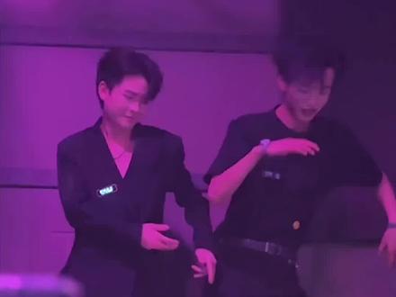 在粉丝台上玩了一会,她们要我a酒钱?