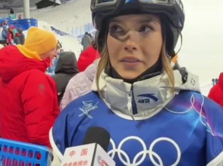 美国副总统万斯公开点名,谷爱凌别忘了谁养的你。这话够狠,没想到谷爱凌的回应更狠,直接把对方噎得说不出话。万斯这话是在福克斯新闻上说的,原话比这还直白。#全球看点 #万斯 #谷爱凌 #最新消息 #热点新闻事件