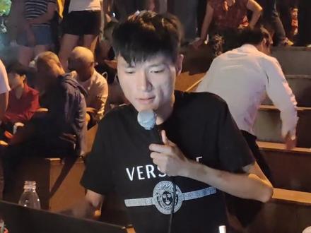 YY网红残疾人王亮现场直播,很感人。唱的真的很好。