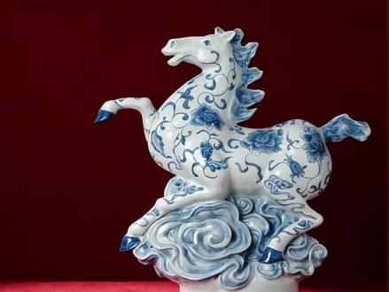 汉唐风姿,昂首欲飞;青花为肤,祥云托蹄。景德镇的瓷马跃上央视春晚舞台。网友:好马!好马!果然是一匹好马!#热气腾腾江西年 #这才是江西过年该有的样子 #2026新春走基层