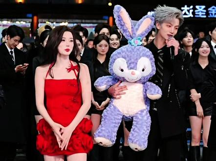 #紫霖小龙女 #节目效果 #龙浩天酉阳大舞台 #爱乐男团紫霖 #紫霖的表白 几天不见,粉毛变紫毛,龙队吓了一大跳,最喜欢的CP环节来了,节目效果,大家不要当真哦。@龙浩天🐲(酉阳桃花源摆手堂直播) @龙浩天妹妹🐰 @紫霖-爱乐L @爱乐-L(团队招优)