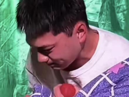 铁柱昨天在长春站接游子回家表演的过程中腰受伤了担架抬到园里坚持两场演出 为了不让远道而来粉丝失望 为了家乡文旅的宣传 孩子太累了 最近养伤 近期不在园里#王铁柱雪饼猴 #王铁柱 #雪饼猴