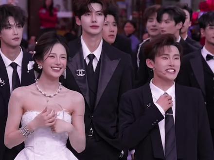 OK夫妇🤭妹妹今日的穿搭像去海边度假😀#紫霖#龙浩天妹妹#龙浩天#紫悦龙霖#cp@DOU+上热门 @DOU+小助手 @抖音小助手