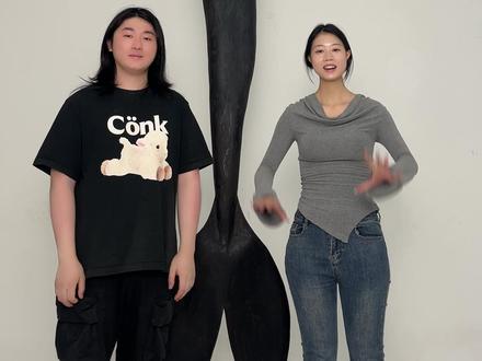 七十二变 |对谈大漆人鱼《潜渊》作者阳晨恺
海洋,作为人类尚未完全征服的未知领域,其衍生的人鱼传说象征着人类对海洋的本能敬畏。无论是古希腊神话中塞壬的危险歌声,中国古籍中鲛人泣泪成珠的奇谈,还是日本传说中吃人鱼肉永生伴厄运的诅咒,这些神话中蕴含了人类对欲望与代价的批判性思考,折射人类在现实与理想间的挣扎以及面临情感困境时的共鸣。
人鱼意象跨越文化,凝聚着人类对自然与自我情感的深层思考。人类由远古鱼类演化而来,半人半鱼的形态隐喻了人类对自身生命本源的探索,在“人”与“非人”间的徘徊映射先民对人性边界的思考,如斯拉夫传说中“鲁萨尔卡”以水妖的身份探讨人性与异质性的辩证认知。
塑像采用浙江天台山非遗干漆夹苎工艺,以大漆、苎麻等为原料,经层层包粘、打磨及装饰而成,其技术的发展源于魏晋南北朝佛像制作需求,于唐代由僧人思托传至日本。借夹纻工艺之魂,塑鲛人庄严之躯,将古老技艺与奇幻意象相融,在传承中创新,带领观者领略跨越千年的工艺魅力和与时俱进的艺术遐思。
《潜渊》
作者:手工艺术学院2021级漆艺艺术设计专业 阳晨恺
工艺:干漆夹苎技艺
材料:大漆、麻布、瓦灰、木粉、糯米糊
尺寸:120x40x365cm
采编:陈奕可
编辑:周慧
审核:刘杨
#2025中国美院毕业展 #2025中国美院七十二变 #漆艺 #抖音仲夏毕业季 #2025抖音美院毕业季 @小🌞 @中国大学生在线 @美丽浙江 @中国青年报