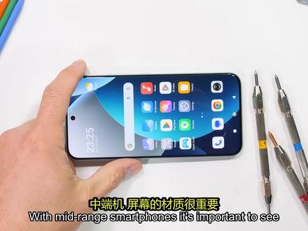 红米 Note 15 Pro Plus 暴力测试 博主最近上手了这款被称为“饭碗粉碎者”的红米 Note 15 Pro Plus,这性价比简直是离了大谱!😱 它不仅有着让友商汗流浃背的六年超长电池寿命,背板竟然破天荒地用上了黑科技“玻璃纤维”,抗摔性直接提升了十倍!💪 这材料以前可是飞机上用的,不仅轻还能透信号,真的是把“耐用”二字刻进了骨子里。实测下来,正面康宁大猩猩 Victus 2 玻璃扛住了 7 级硬度挑战,100 瓦快充配合双电池设计也是诚意满满,某果看到估计又要连夜开会了。🤫 最离谱的是它还支持 IP69 级超级防水,水下 6 米深度浸泡都不在话下。博主一番暴力拆解后发现,硬核的秘诀在于内部那块巨大的铸造金属底架,难怪在弯曲测试里稳如泰山。只能说,这波小米确实是在认真淘汰“计划报废”,这种耐用又亲民的手机,真的不给同行留活路啊!🔥#红米Note15ProPlus #RedmiNote15ProPlus #小米 #手机评测