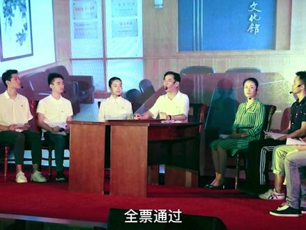 第二十三步,支部大会讨论表决。支部大会讨论预备党员转正的主要程序为:一是申请转正的预备党员汇报自己在预备期间的表现,找出缺点和不足,表明自己的态度和决心;二是入党介绍人向支部大会介绍预备党员在预备期间的教育和考察情况,并说明是否同意按期转正的意见;三是由支部介绍培养教育考察及审查的情况;四是支部大会进行讨论,与会同志充分发表意见,并采取无记名投票的方式进行表决。
会后,由支部书记在《入党志愿书》中认真填写支部大会决议,签名盖章,写明日期,并将《入党志愿书》、转正申请一并报上级党委审批。