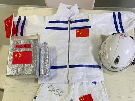 用蛇皮袋做宇航员服#环保时装秀 #太空服 #手工 #幼儿园手工