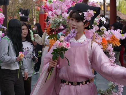 清明上河园,把整个春天都簪在了头上。#簪花郎 #大宋簪花游园会 #清明上河园