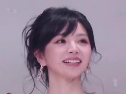 爱奇艺尖叫之夜红毯现场,田曦薇携三部作品闪亮登场,还现场分饰三角花式饭撒,古灵精怪的同时活力值拉满,超有感染力!#田曦薇 #爱奇艺尖叫之夜