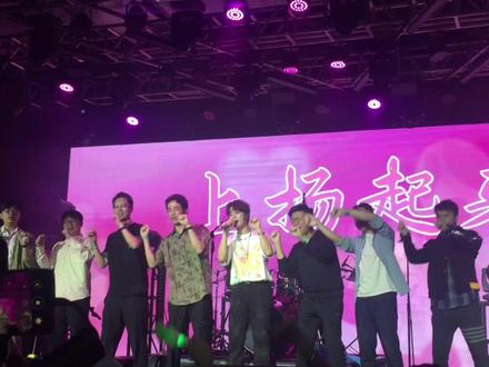 @陆虎 写给@陈曌旭 的求婚歌《表白白》💚虎子带着男同志们一起扭屁股😂#陆虎 #陆虎巡演 #现场版live