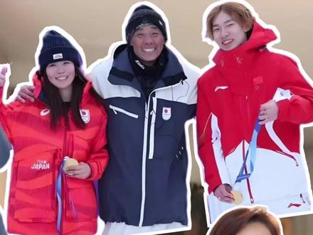 教练自己做运动员时成绩一般,却能教出冠军 佐藤康弘曾经做过6年职业运动员,但是成绩普通,鲜有报道。近30岁时转战做滑雪教练,执教日、中、澳、美、新西兰等多国运动员,技术共享、同门竞技,还逐渐建立了从训练设施到训练体系以及滑雪装备和服饰等全方位的滑雪商业帝国。这种自己做运动员和做教练的反差在体育界其实很普遍,这是挺有意思的一个现象 #佐藤康弘 #苏翊鸣 #深田茉莉 #单板滑雪 #教练