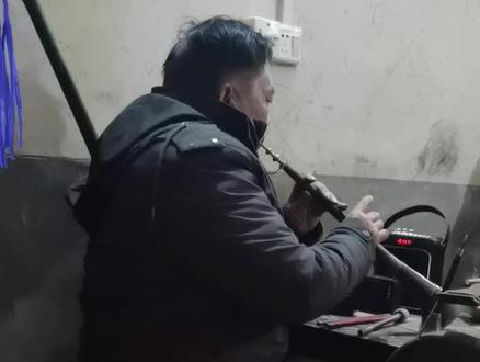 高手在民间。在娄底双峰参加爱人大舅黄珽生老人的葬礼,见到一个乐师傅,他吹完大小喇叭,再敲锣打鼓、踩铜锣、拉二胡,一个人干了六个人的事,佩服。