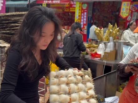 在柳州遇到霉豆腐小摊 果断买下一板 好好玩好好玩哈哈哈哈哈下次还玩 #街边小吃 #霉豆腐 #自制霉豆腐 #模仿 #霉豆腐制作