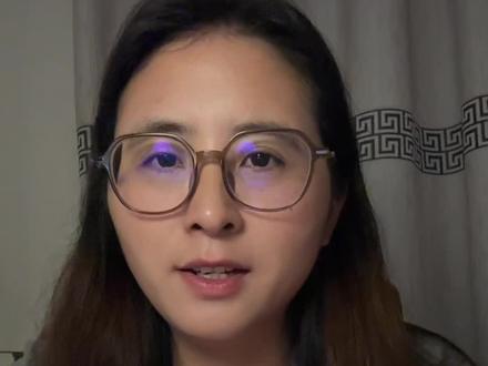 《主角》原著里只有一双鞋,电视剧却让她变成活生生的人 忆秦娥穿着白回力鞋离开大山,那双鞋是她心里的白月光。剧版把她变成了一个温柔的女人。#主角 #原著vs改编 #陈彦 #电视剧 #小白鞋