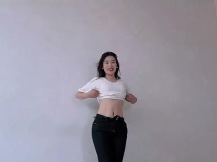 来啦来啦!丝滑半挂甩尾转场的制作方法来咯~
#小蛮腰扭起来 #跳舞练出小蛮腰马甲线 #舞蹈 #转场 #剪映