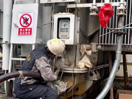 电厂GIS出现漏气,检修人员看了都头疼 #机械设备 #维修 #变压器 #堵漏 #漏气