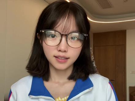 风筝在春风里等一个起飞的机会
只要风来了,就能去到更远的地方。
燕子的尾巴像剪刀一样划过天空,
翅膀一扇,就把风也带了起来。
祝愿我们都能乘风而起
飞向理想的地方~#跟着抖音学画画 #青年创作者计划 #自己画图自己仿妆 #水彩