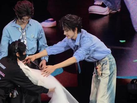 3.2场:走秀后五个词互夸。#云熠 #澳门 #演唱会 #游戏互动 #热门