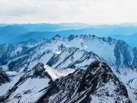 #在甘孜九龙体验飞驰人生#
#飞驰人生3在九龙取景#
#飞驰人生3选址有多绝#
#飞驰人生3取景地九龙#
2026自驾必选之路!甘孜九龙这条“最燃公路”凭什么火?答案藏在《飞驰人生3》!高原盘山公路、震撼峡谷、无垠草甸,电影实景拍摄,随手一拍都是大片,自驾爱好者此生必驾!