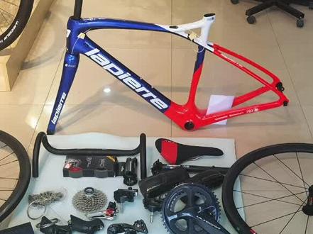 公路车里的大沙发,舒服!