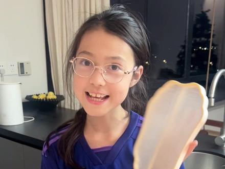 三年级小学生自制蚕丝扇 娃的第一把蚕丝扇,耗时差不多一个小时,煮了11个,废了2个,这是个9个蚕茧做出来的。