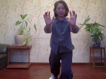 练五行导引功重在神韵而非简单的形似。李在峰导师精解版龟形功,详细剖析每个动作的核心要领,如抽丝剥茧层层递进,将身、心,意,气用最通俗易懂的方式进行讲解带练。收藏起来随时跟练身心受益。#太极五行导引功 #冬日养生 #居家锻炼 #小动作大作用 #用镜头记录美好生活