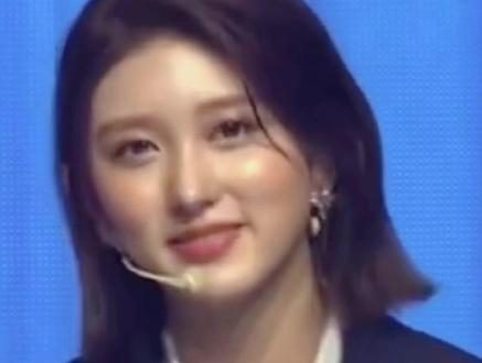 ‘来欣赏一下怜和秋天的现场rap
#IVE #直井怜 #金秋天