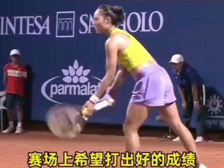 #小布关注 【#郑钦文传递杭州亚运会火炬 湖北女孩又出圈了!】不愧是郑钦文,在参加今天(9月19日)杭州亚运会火炬传递衢州段活动中,在传接火炬时还有空比手势。她应该是最有希望在亚运会夺金的湖北运动员之一了,省体育局的群像海报,姐是单独第一排。怪不得要比个“A”,妥妥ACE直接得分拿下!这次火炬传递,这位中国网球一姐是作为“追光大使”参加的,助力更多女性梦想成真,完全girl power!(素材来源:蚂蚁金服 视频编辑:wwagain)