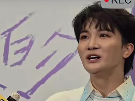 周深真的好会说话!!港媒记者提问刘德华、成龙、张学友等前辈大佬们送演唱会祝贺花篮,他动情回答"不仅是他们的经典作品在托举你,更是这么多人在努力想要托举你,让年轻歌手能被看到、听到”。他感性表示"这份支持不属于自己一人,更传递给所有内地歌手和年轻音乐人",让大家坚信“好好唱歌就会被听到”。“我会继续好好唱歌的”,周深用纯粹的音乐初心,回应着身边所有的爱与期许。周深每次的采访都是一篇满分作文,头脑清晰,言之有物,妙语连珠!果然文艺工作者还是得有文化!!!#向全世界安利 #采访 #周深 #香港启德跨年演唱会