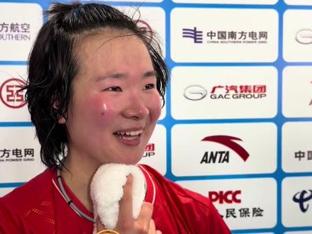 何冰娇不敌陈雨菲止步16强,她也完成了自己在职业赛场上的最后一舞。赛后她含泪告别单打赛场,也祝福选择继续坚持的陈雨菲。#星耀大湾区 #全运会 #何冰娇 #陈雨菲