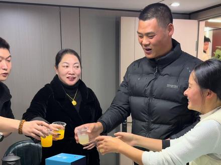 今天下雨天气也很冷,没想到我们姐妹非常热情,三个小时就让我做完了15斤面粉,感恩每一位支持的朋友,祝福大家越来越好#记录真实生活 #生活vlog #加油摆摊人