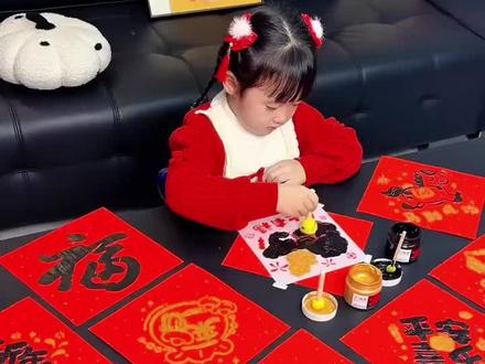 几步就能画的新年拓印画宝宝成就感满满年拼骏马,这个模版让我把拓印也玩明白啦! 大功告成“马上有钱”
拓印年画每一步都超上头...
有手就行的新年限定仪式感一起动手“马”住好运吧
2026一定要“马”上有好事! #传统手艺过春节春节淘个好彩头#新年手工#给娃的春节仪式感#好好过年大赏#巴巴酱拓印画