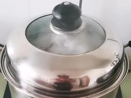 抖音里学的羊绒衫缩水怎么办?可以放在锅里面烧开水,然后放进去蒸个7分钟左右拿出来上下左右拉几下就可以了。✌👍