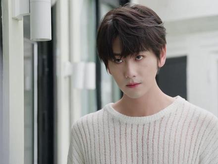 用《炽热吸引》来分析,为啥中剧要比长剧、竖屏短剧占优势? 长剧审核问题比较严、题材受限,竖屏短剧很难拍出细节,剧情很难细腻,而这些问题中剧都可以规避。况且中剧确实很有市场,之前的《执笔》《虚颜》《招惹》等都有口皆碑。剧情好确实是一方面,可新颖的题材带给观众的感受是不一样的。总之,竖屏短剧的节奏+长剧的质感+题材不设限,都是中剧的优势!#方瑾 #崔雨鑫 #网剧炽热吸引 #影娱漫谈编辑部