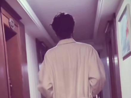 大背头,BB机,舞池里的007~(solo)版#野狼disco #小皮裙大波浪 #大背头bb机舞池里的007 #走路要用腰发力#男大