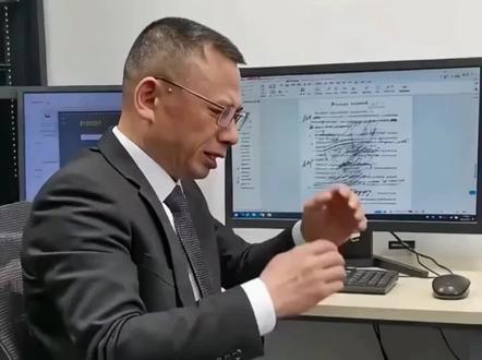 #电脑操作技巧 #电脑知识 #电脑小技巧
数据恢复第二种方法:
先创建系统还原点
右键此电脑属性,点系统保护。
选中C盘,点配置,选启用系统保护。
空间调到10%以上。桌面、文档、照片都包括。
文件丢了?只要右键桌面属性,以前的版本,选时间点还原,丢掉的文件又回来了。你开过这个功能吗?
【真实性说明】适用于Windows 7/8/10/11。只有启用了系统保护的驱动器才有“以前的版本”。还原点会占用C盘空间(5%-10%),空间满后自动覆盖旧点。不适用于新创建后从未被快照过的文件。