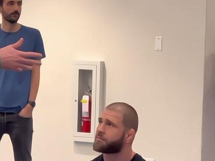 乔什霍基特 在后台与 普罗哈兹卡 发起了冲突
#ufc#普罗哈兹卡