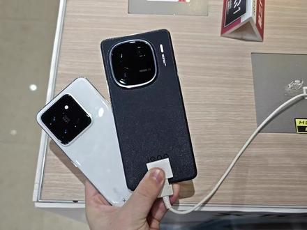 你能看出差距吗?iQOO12屏幕对比小米14 选谁一目了然!#iqoo12 #iqoo12pro #小米14 #小米14pro #手机 #数码科技 #华为mate60 #苹果15 #iphone15promax #vivox100