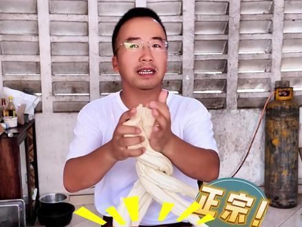 8000面匠的干煸炒面 亲手揉面、拉面、下锅爆炒,
烟火一燃,满室都是家乡的香。
面劲道、色鲜亮、味正浓,
可吃进嘴里,
每一口都嚼着乡愁。
人在远方,胃在故乡,
一筷面,牵起千里思念。
#日常vlog #海外生活 #记录真实生活 #美食 #生活不会辜负每一个努力的人