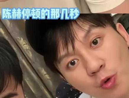 赫直播闲聊时
弹幕突然提起李晨
见网友说他受委屈
陈赫下意识反问
谁能欺负李晨啊
一句话瞬间戳心
谁都知道大黑牛向来仗义稳重
当年初代跑男并肩同行
一起闯泥潭、并肩撕名牌
句句We are 伐木累满是回忆
多年兄弟情谊从未褪色
下意识的维护最是动人
见不得老友受半点委屈
满满都是回不去的青春##谁能欺负李晨
#陈赫直播破防瞬间
#初代跑男回忆杀
#跑男兄弟情意难平
#爷青回