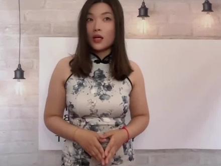 想到要写这篇文章,因为朋友之前问我,民生银行会倒闭吗?感觉钱存在里面会不会不安全?当时小编第一反应是:民生银行啊?不会倒闭的。但是因为没有研究过民生银行的背景,我不敢打包票说民生银行不会倒闭。刚好当时手头有点事情,所以也没有来得及去网上仔细查民生银行的背景。所以,当时就和朋友说,虽然我不清楚,但是,50万以内,存款保险都是保的。因为小编目前也在卖保险,知道就算保险公司倒闭了也会被别家保险公司接管,所以很得瑟地说:看嘛,连银行都要保险公司来保,保险公司才是幕后大佬但事后,小编去百度了一下民生银行,一看介绍,马上出了个人判断:不会倒闭。这个判断是建立在没有仔细去研究民生的资本以及股东背景的基础上。目前倒闭的都是几线城市的小银行。民生、兴业银行这种的,和那些倒闭的小银行比起来,算是大!银行了。小编在百度民生银行的背景之后,小编认为的“大”银行——民生银行,为什么在朋友的口中,变成了“小”银行的民生银行呢?因为判断依据不同!朋友口中的小是指小众化,这个小,是一个相对的概念,是比起工商银行、中国银行等的4大行来说的“小”银行,也就是我们说的:客户群体相对不多。所以朋友觉得没有安全感。而小编口中的“大”银行民生银行,是指它的背景实力可,并且有上交所和港交所多个融资渠道,距离破产还很远。小编在写文章的时候,刚好一旁的老妈在问我:你就这么相信保险公司啊?保险公司的理财类保险,收益怎么做出来的啊?小编解释说,保险公司拿着我们交的保费,去投资,获利后,分给投保的人。保险公司投资标的一般都是国家基建,所以,项目大、风险小、利润可观,说到的结算收益,一般都是可以兑现的。老妈问:国家基建是什么?小编:就比如近十年起来的高铁。小编话一出口,脑海中就浮现出了最近的热词:底层逻辑。这是什么?这其实就是:保险公司收益稳定性的底层逻辑呀~是的!就像小编之前写过的文章,解释了保险公司为什么可靠?即便破产了也有国家指定接盘。最后留1个问题给大家思考一下为什么像招商银行、民生银行、光大银行这种“小银行”的理财产品的收益都比工商银行、中国银行这种大银行的收益来的高?为什么一些“小”的保险公司的重疾险、储蓄险等产品性价比都比平安、友邦等这种“大”的保险公司的产品来的高?这个问题的底层逻辑是什么?#民生银行 #小银行 #银行倒闭 #银行破产