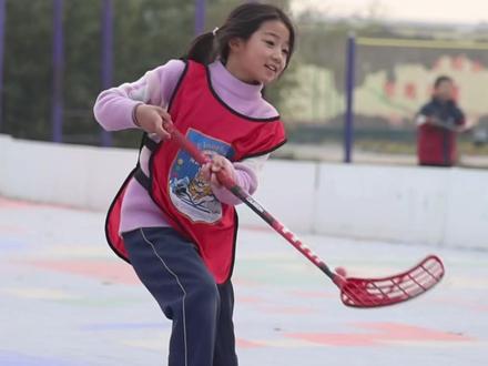 河南这所乡村小学的女生获软式曲棍球全国冠军,在参加比赛缺少经费时有香港志愿者捐出3万元压岁钱(记者:杨晓妍;视频:何玉帅)#河南dou知道