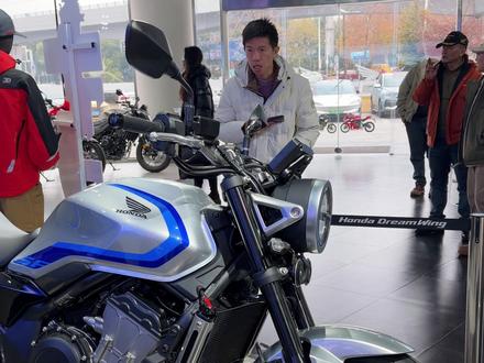 本田CB500SF这波是来清场的?
实车我看了,精致感稍微差点儿,但CB那复古运动味儿是有拿捏到的
170就可以前脚掌着地,175是妥妥的踩实地面
国产件用了不少,但价格也摆在这
我最喜欢银色这款,有老CB史宾赛涂装的风格
没有双筒机械仪表确实比较违和,但也换来了更智能的体验
这个价格最受伤的的估计是张雪500F了吧
家人们你们冲吗?我还是老老实实骑十三姨吧哈哈
#cb500sf #本田cb400 #本田摩托车 #张雪500f #cb1300