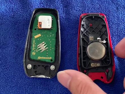 法拉利汽车钥匙电池更换教程,请问家人们,你们自己爱车的汽车钥匙电池,自己会更换吗?#车钥匙电池更换 #汽车钥匙电池 #汽车用品 #车品好物分享 #法拉利