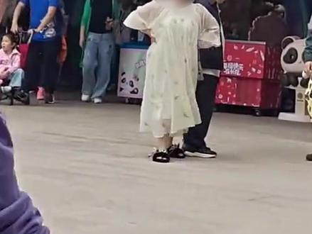 女子带狗上缆车被拒 崩溃大闹动物园⑭① 最终女子赔偿8000元 并作出书面道歉#意不意外 #你怎么看